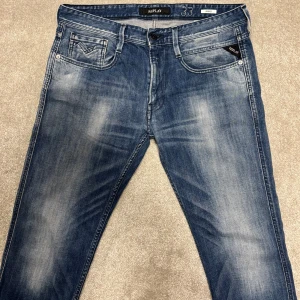 Replay ”Anbass” jeans - Säljer dessa riktigt schyssta Replay anbass jeans (slimfit)! Jeansen har en snygg blå tvätt och är i väldigt bra skick, inga defekter! Size 33/34. Skriv vid funderingar!