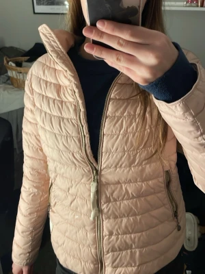 Ljusrosa dunjacka Odd Molly - Säljer en ljusrosa dunjacka från Odd Molly med ett stort broderat märke på sidan av armen.  Liten svart fläck på insidan av jackan men inget man märker när man har på sig den