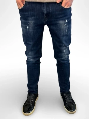 Mörkblå jeans från Jacob Cohen - Tja!                                                                          Säljer nu dessa väldigt eftertraktade Jacob Cohën jeans i blått med sällsynta slitningar från fabrik. Jeansen är i mycket bra skick. Se storlek nedan.                                                                             Nypris: Ca 5000kr                                                Säljs för: 1099kr                                                            Tveka inte att höra av er vid frågor eller intresse!