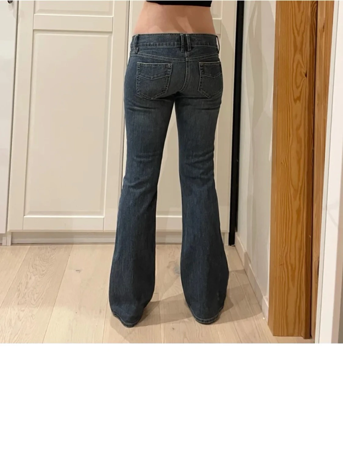 Mörkblå bootcut jeans med fickor - 1