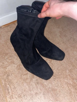 Svarta stövlar med klack - Säljer ett par svarta stövlar med hög, bred klack och fyrkantig tå. Använda fåtal gånger.