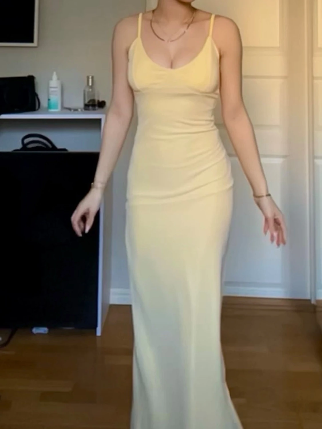 Ljusgul långklänning med smala axelband