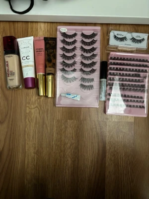 Smink kit - Säljer ett kit med flera par svarta lösögonfransar i olika stilar, både hela och individuella fransar. Inkluderar DUO franslim och Ardell Demi Wispies. Perfekt för dig som vill ha fylligare och längre fransar. Fransarna kommer i plastförpackningar med rosa botten. Och foundation och blush och contour. Allt är använt lite