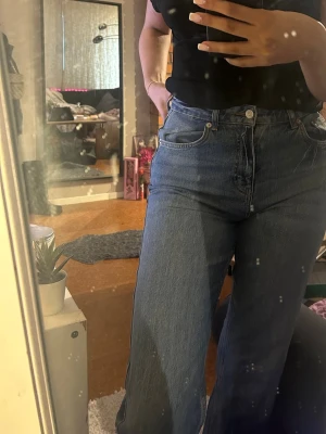 Blåa raka mid waist jeans - Säljer ett par klassiska blå jeans med medium midja och raka ben. Modell LASSIE köpta på Ullared Perfekta till en avslappnad och trendig look. Materialet är denim i bomull.