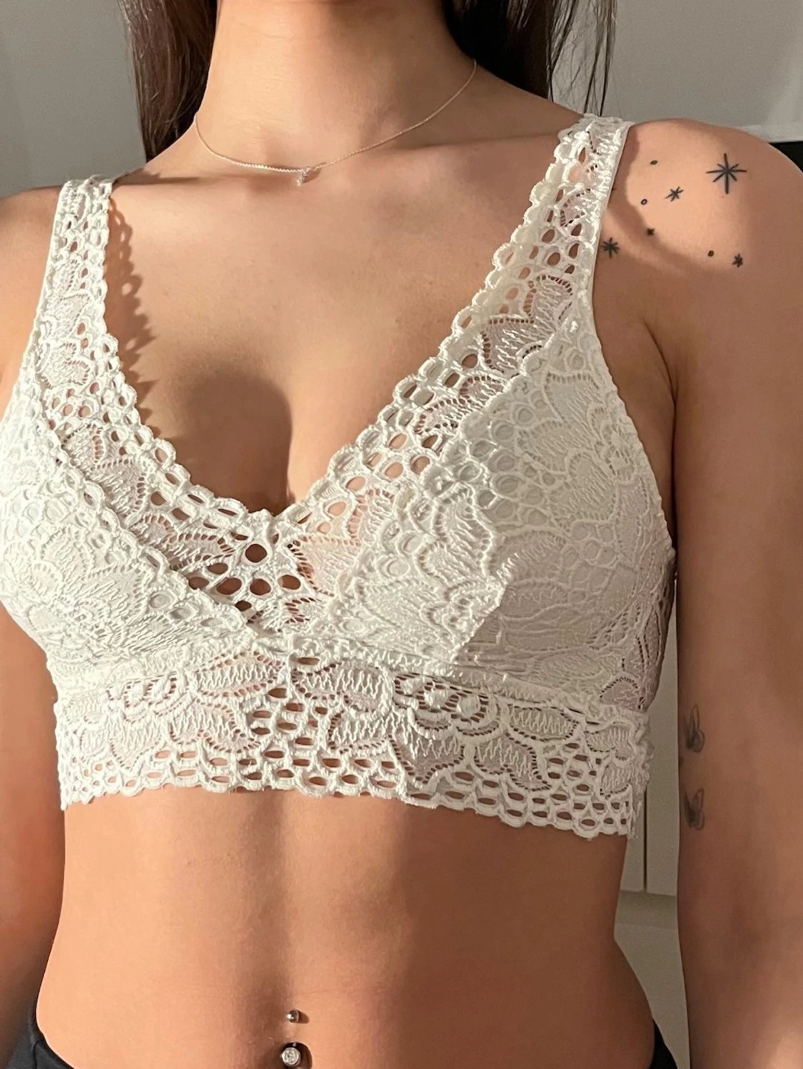 Vit spetsbralette med v-ringning