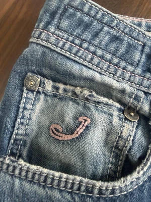 Blåa jeans från Jacob cohen - Sjukt snygga men lite för små säljer därför dom,             Type 688 storlek 34
