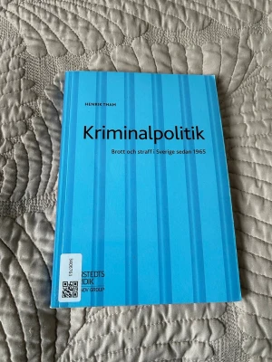 Kriminalpolitik av Henrik Tham - Boken 'Kriminalpolitik: Brott och straff i Sverige sedan 1965' av Henrik Tham ger en djupgående analys av kriminalpolitikens utveckling i Sverige. Omslaget är blått med vertikala ränder och tydlig svart text. Perfekt för dig som pluggar juridik eller kriminologi.