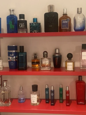 Säljer/Byter Parfymer. Skriv vid intresse. - Stor samling parfymer från märken som Hugo Boss, Ralph Lauren Polo, Giorgio Armani, Tommy Hilfiger och L'Occitane. Flera flaskor i blått, svart, grönt, rött och transparent glas. Både klassiska och moderna dofter, flaskor i olika former och storlekar – vissa med metallkork och detaljer.
