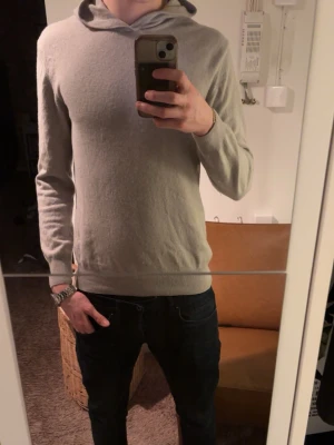 Oscar jacobson Kashmir  - Oscar jacobson Kashmir hoodie i stl L men passar mer M. Inga defekter och inte haft så länge pga den krympte lite i tvätten. Har kvitto från volt. Skriv vid funderingar eller lägg ett prisförslag 