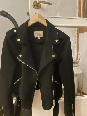 Svart mockajacka - OBS! Står stl XL och är jätteliten i storleken så den är en S, jag har stl S o den passar perfekt. Den är tunn och perfekt för våren. Snabba köp kan sänka pris 