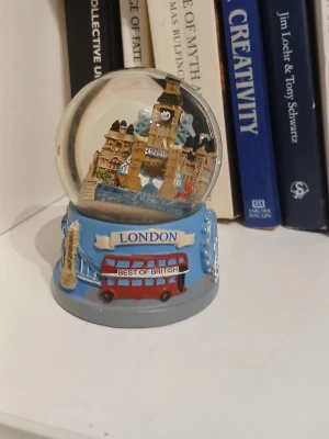 London  - Pendlar mellan Alingsås - Skövde vardagligen. Med jämna mellanrum är jag även i Uppsala. Säg gärna till om ni vill mötas och slippa betala frakten och den extra kostnaden plick lägger till på priset. Ni swishar  isåfall :) 