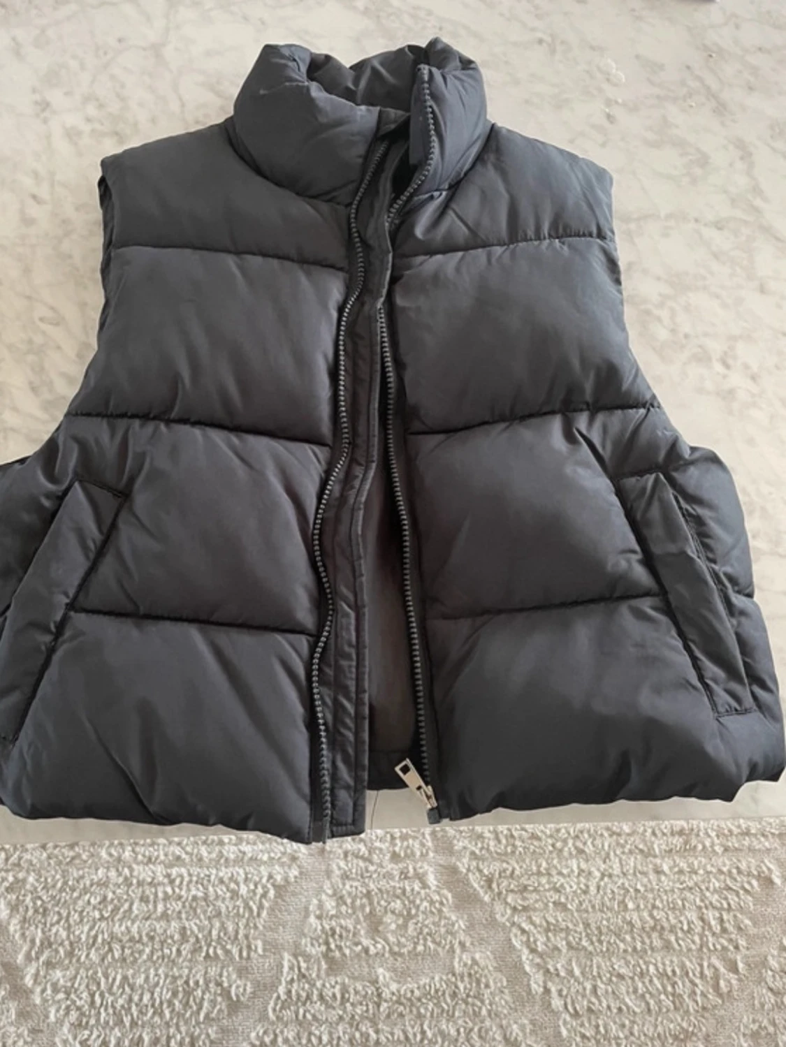 Svart dunväst från 157, storlek S