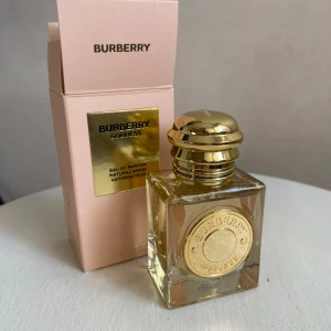 Burberry Goddess Eau de Parfum 30 ml - Lyxig parfym från Burberry. Perfekt för dig som vill ha en exklusiv och modern doft. Sprutad endast 2 gånger för att prova men var inget för mig. 
