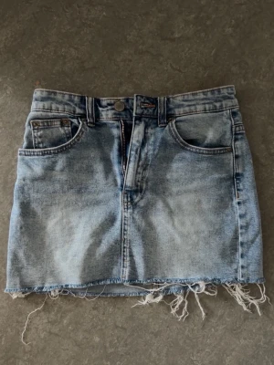 Jeanskjol  - Jeanskjol från pull & bear i strl 32. Perfekt inför sommaren
