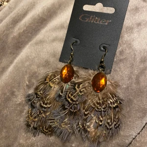 Helt nya fjäder örhängen! - Helt nya, kan ej ha dem så säljer dem. Kan mäta vid intresse! 