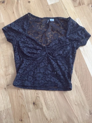 Svart tröja - Svart tröja som är lite genomskinlig med ett blommigt mönster, storlek XS, säljer då jag inte använder den, från H&M(divided) Den är använd typ 3-5 gånger. 💕