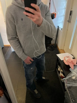Ralph Lauren hoodie - Säljer en sjukt snygg och simpel Ralph lauren hoodie i fint skick | Storlek 18-20, motsvarar S-M | Bra skick | Kontakta mig vid frågor🙌