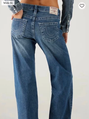 True Religion Bobbi jeans - True Religion Bobbi Baggy Lågmidjade jeans. Använda typ 2 gånger så mycket bra skick, förutom att dragkedjan är sönder, se sista bilden. 
