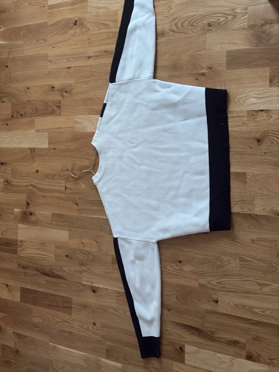 Vit tröja med svarta detaljer  - 1