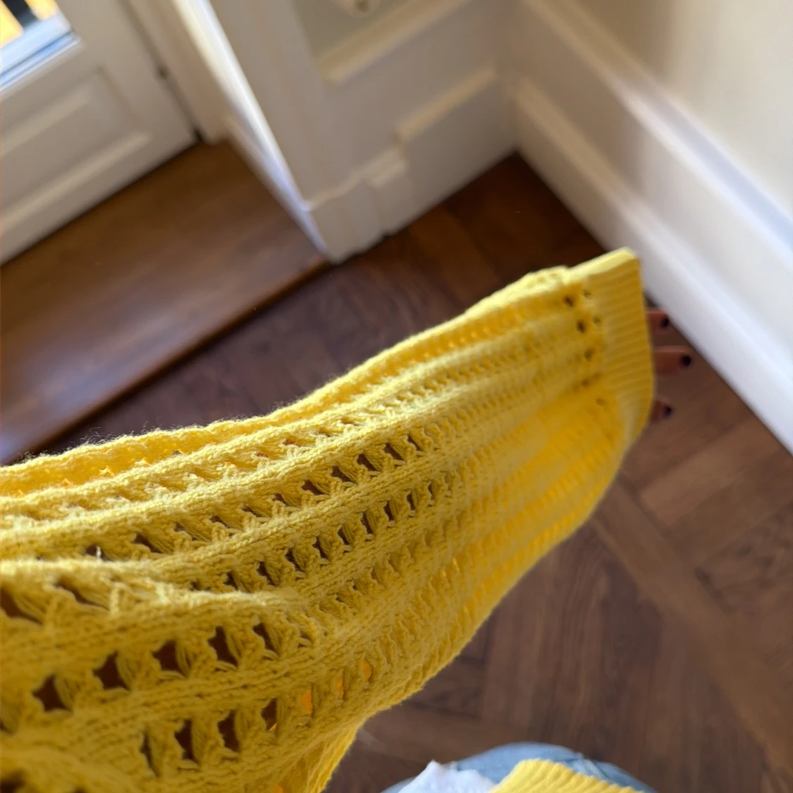 Gul stickad kofta med hålmönster - 2