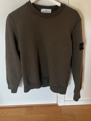 Mörkgrön sweatshirt från Stone Island - Säljer en mörkgrön sweatshirt från Stone Island. Jag har växt ut den o nästan aldrig använd. Jag fick den från nk gbg. Passar perrfa om man är 170-175 cm.