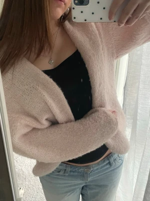 Ljusrosa stickad kofta från Lindex - Mysig ljusrosa stickad kofta från Lindex💕