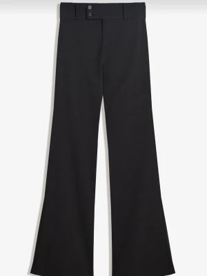 Svarta bootcut kostymbyxor - Säljer dessa snygga och populära kostymbyxorna från BERSHKA i storlek 42xregular. Säljer de då inte lämgre passar mig. Superskönt material och formar kroppen otroligt 🤍 använda 2 gånger 