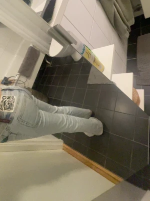 Ljusblå bootcut jeans från weekday  - Säljer ett par ljusblå bootcut jeans från weekday med klassisk femficksmodell och tydlig logga på bakfickan. 