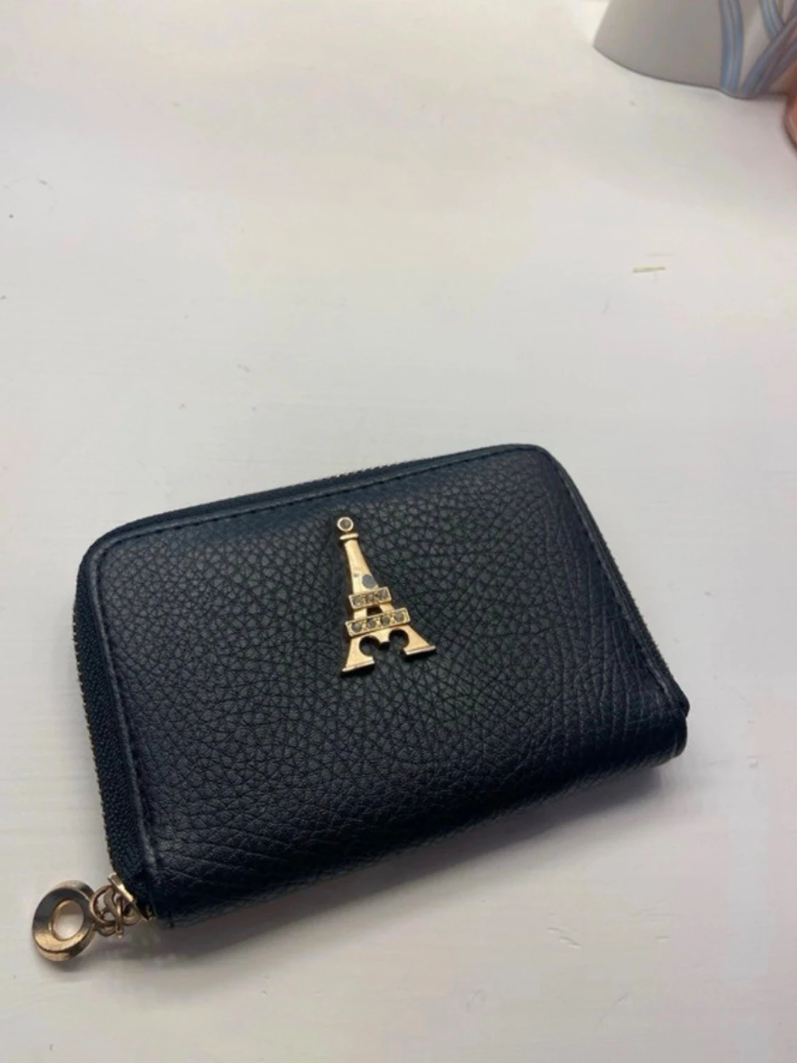 Svart plånbok med guldiga detaljer 