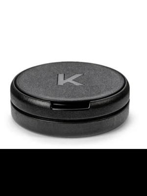 Svart rund förvaringsask KAV - Säljer en stilren, rund förvaringsask/ snusdosa  i svart plast från Kelly icon . Locket har ett tydligt K på ovansidan och asken är kompakt och smidig att ta med sig. Perfekt för småprylar, smycken eller andra småsaker du vill hålla ordning på.