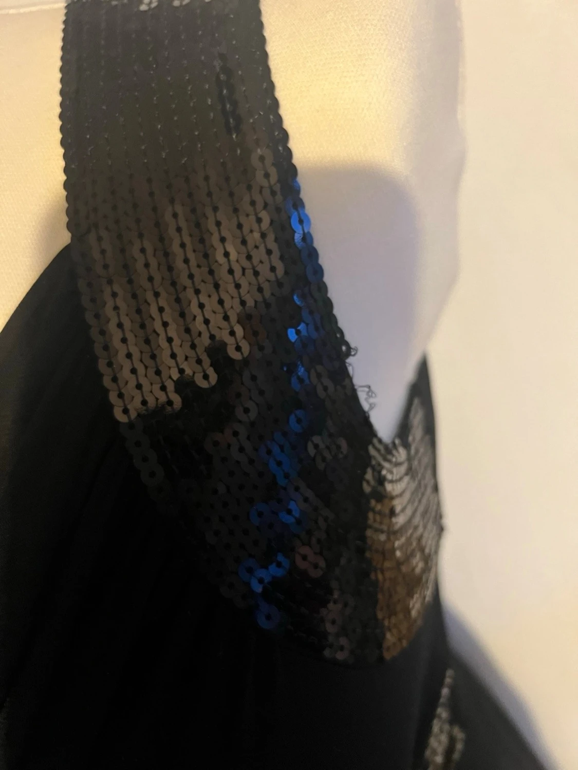 Svart klänning med paljettdetaljer - 1