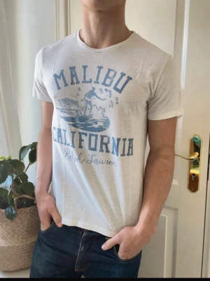 Malibu California Ralph Lauren|S - Malibu California Ralph Lauren| Storlek:S| Suveränt skick, inga defekter| Modellen i bild är 180cm,75kg| passar 175-183cm ungefär|Sell.archiveSS|