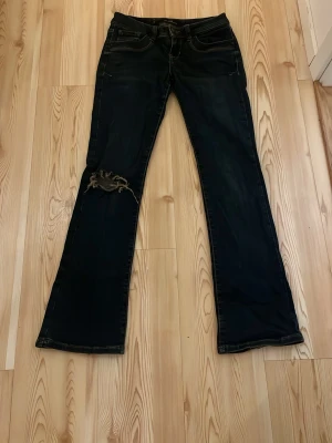 mörkblå bootcut jeans från LTB - Säljer ett par mörkblå bootcut jeans från LTB, modell valerie. Storleken är W27/L30 