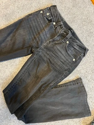 Svarta jeans från True Religion - Svarta jeans från True religion med fickor, W26. Bara att skriva vid frågor