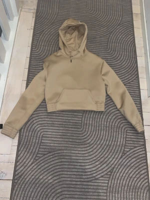 Beige cropped hoodie med huva - Snygg tränings hoddie 