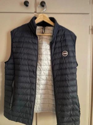Mörkblå dunväst från Colmar - Snygg mörkblå dunväst från Colmar. I mycket bra skick. Nypris 2999kr mitt pris 749kr storlek S