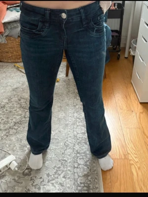 Lågmidjade jeans  - Säljer dessa då de ej kommer till användning. Superfint skick - har däremot sprättat upp längst nere för att göra byxorna längre. Innerbenslängd: 74cm. Storlek: 152/xs