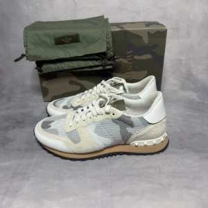 Valentino rockrunners - Valentino rockrunners i nytt skick. Storlek 41,5. Självklart äkta, inget og ingår. Rockrunners är oftast klassade som vinterskor men denna färg/modell är perfekt till våren/sommaren.
