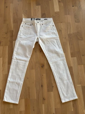 Vita slim fit jeans från Dressmann - Snygga vita slim fit jeans från Dressmann. Helt oanvända och även lapp kvar. Skriv om ni har frågor!!! Pris ej hugget i sten.