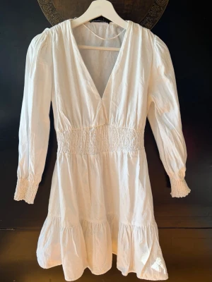 Vit klänning  - Vit klänning från Zara. Perfekt för sommarens alla tillfällen! Använd ett par gånger, i bra skick🤍