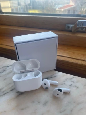 AirPods 4 - Säljer ett par AirPods Gen 4 i fint skick för endast 699 kr! ⭐️Perfekt ljud, smidig trådlös anslutning och lång batteritid – bara att ta upp ur fodralet och köra. Passar lika bra till musik som samtal och träning. Ett riktigt kap för dig som vill ha kvalitet till bra pris! Pris kan diskuteras vid snabb affär🤩