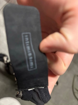 Svart spets-bh från Intimissimi - Snygg svart bh från Intimissimi med vadderade kupor och dekorativa spetsdetaljer längs kanterna. Axelbanden är justerbara för bästa passform och bh:n har en klassisk siluett. Perfekt för dig som gillar en elegant och stilren look.