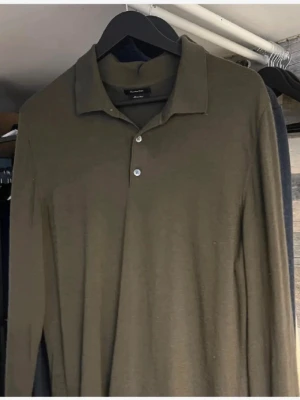 Massimo dutti långärmad pike - Mörkgrön långärmad pike från Massimo dutti. Ny i skick inga skador alls. Storlek L