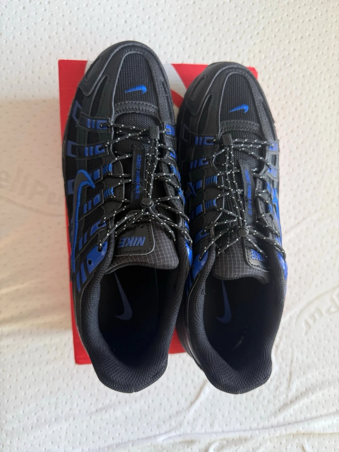 Nike svarta sneakers med blå detaljer - 1