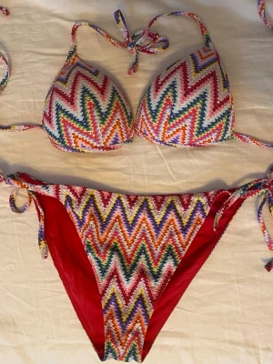 Calzedonia bikini - Supersnygg bikini från Calzedonia. Saknar lappar så vet ej storleken helt säkert, men skulle säga att Överdelen är en 75D möjligen 70D och underdelen en L. Väldigt fint skick!