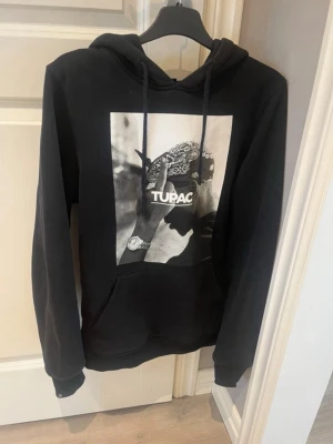 Svart Tupac hoodie med tryck - Jätteskön, inga defekter men använder inte längre.