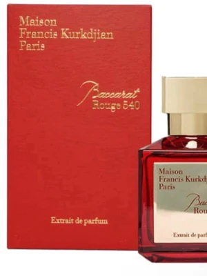Maison Francis Kurkdjian Baccarat Rouge 540 - Lyxig parfym i elegant röd glasflaska med guldfärgat lock från Maison Francis Kurkdjian. Baccarat Rouge 540 Extrait de Parfum har en exklusiv design med guldiga detaljer och kommer i en matchande röd förpackning. Perfekt för dig som gillar unika och sofistikerade dofter.