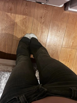 Grå lågmidjade bootcutjeans - Säljer ett par gråsvarta lågmidjade jeans från weekday! Supersnygga och bra passform. Passar mig som är 166 perfekt 🌸🥰
