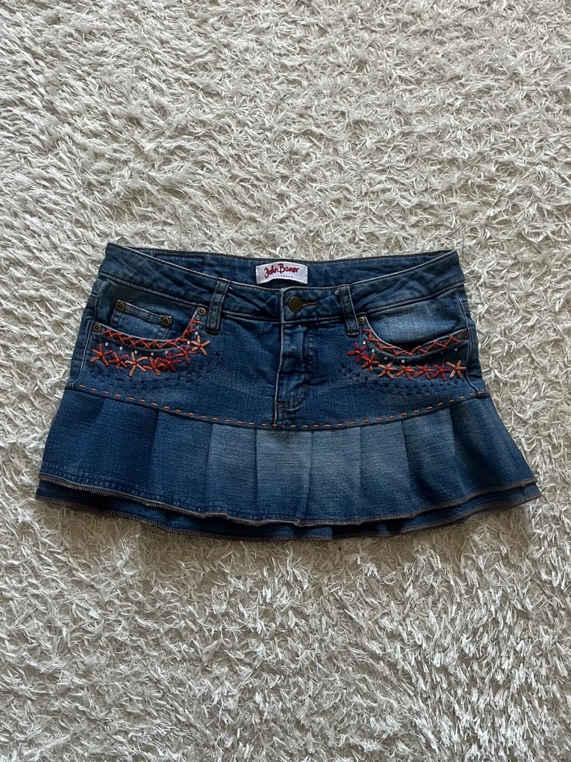 Jeanskjol med broderi 