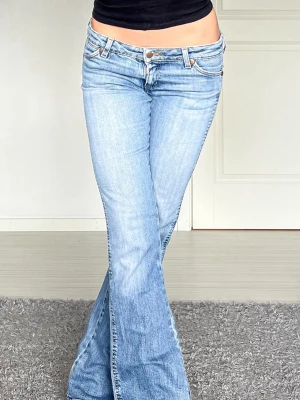 Wrangler jeans - Midjemått: 38cm rakt över, innerbenslängd: 80cm 💗